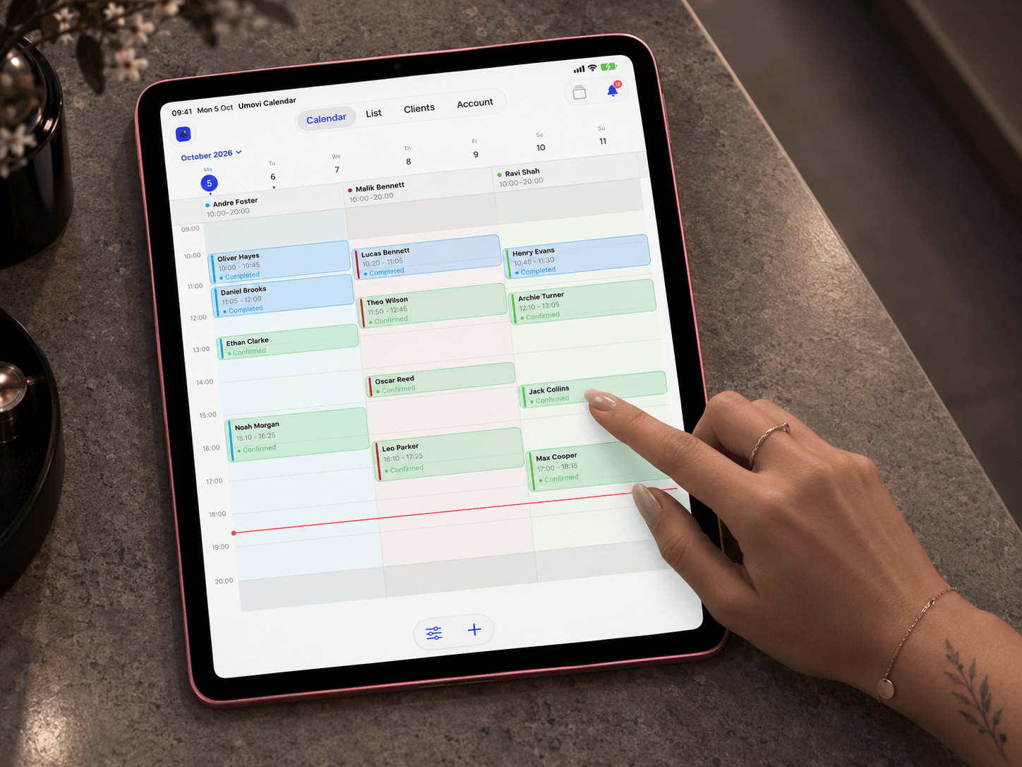 Ein Manager wählt eine Buchung auf einem iPad mit dem Teamplan in Umovi Kalender